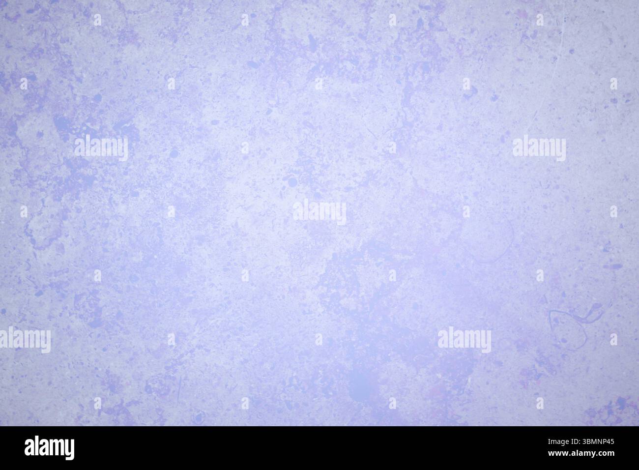Presenta una superficie di design liscia in blu pallido e lavanda con macchie e spruzzi irregolari Foto Stock