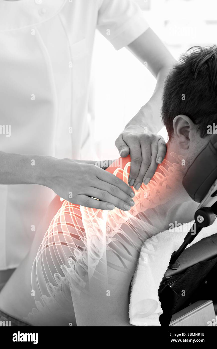Uomo che soffre di mal di spalla che fa un massaggio Foto Stock