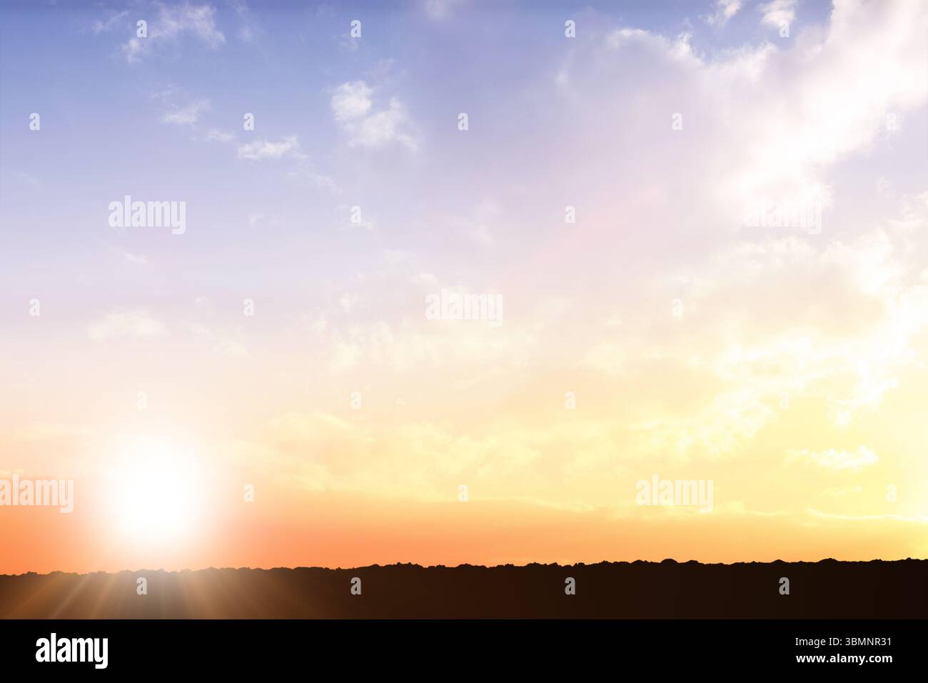 Il sole si illumina su terreni sagomati dal design piatto, con nuvole mostruose e cielo pastello Foto Stock