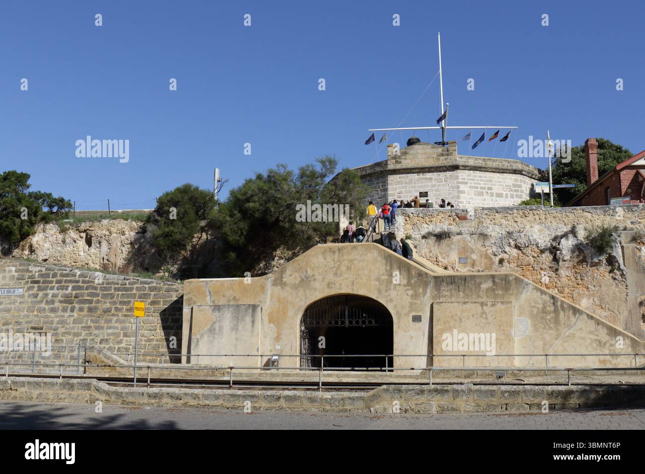 The Round House, l'edificio più antico di Fremantle, Australia Occidentale, Australia (con tunnel per Bathers' Beach) Foto Stock