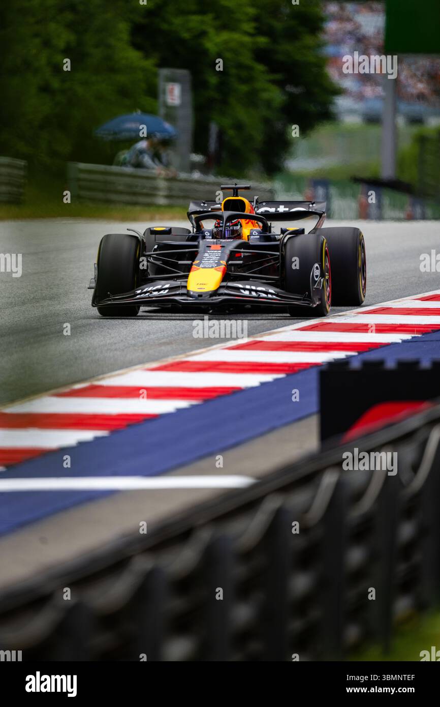 Spielberg, Austria. 27 giugno 2025. Il pilota olandese di Oracle Red Bull Racing 1 Team, Max Verstappen, viene visto in azione durante le prove libere del Gran Premio d'Austria di Formula 1 2025 sul Redbull Ring. (Foto di Luca Martini/SOPA Images/Sipa USA) credito: SIPA USA/Alamy Live News Foto Stock