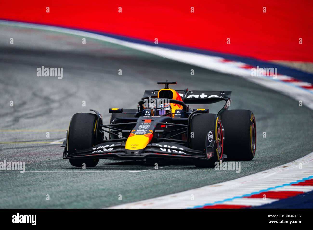 Spielberg, Austria. 27 giugno 2025. Il pilota olandese di Oracle Red Bull Racing 1 Team, Max Verstappen, viene visto in azione durante le prove libere del Gran Premio d'Austria di Formula 1 2025 sul Redbull Ring. (Foto di Luca Martini/SOPA Images/Sipa USA) credito: SIPA USA/Alamy Live News Foto Stock