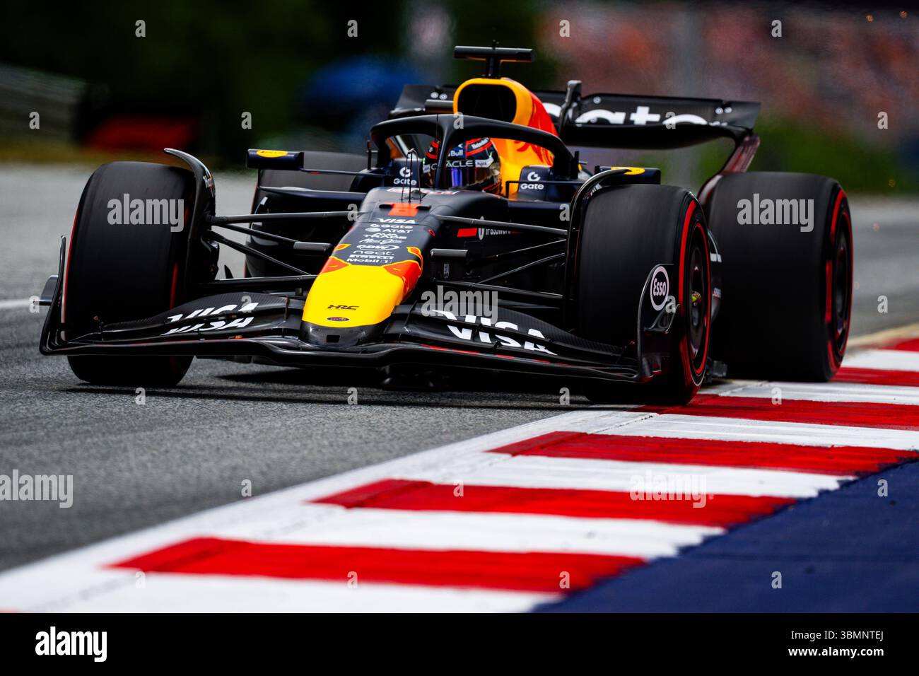 Spielberg, Austria. 27 giugno 2025. Il pilota olandese di Oracle Red Bull Racing 1 Team, Max Verstappen, viene visto in azione durante le prove libere del Gran Premio d'Austria di Formula 1 2025 sul Redbull Ring. (Foto di Luca Martini/SOPA Images/Sipa USA) credito: SIPA USA/Alamy Live News Foto Stock