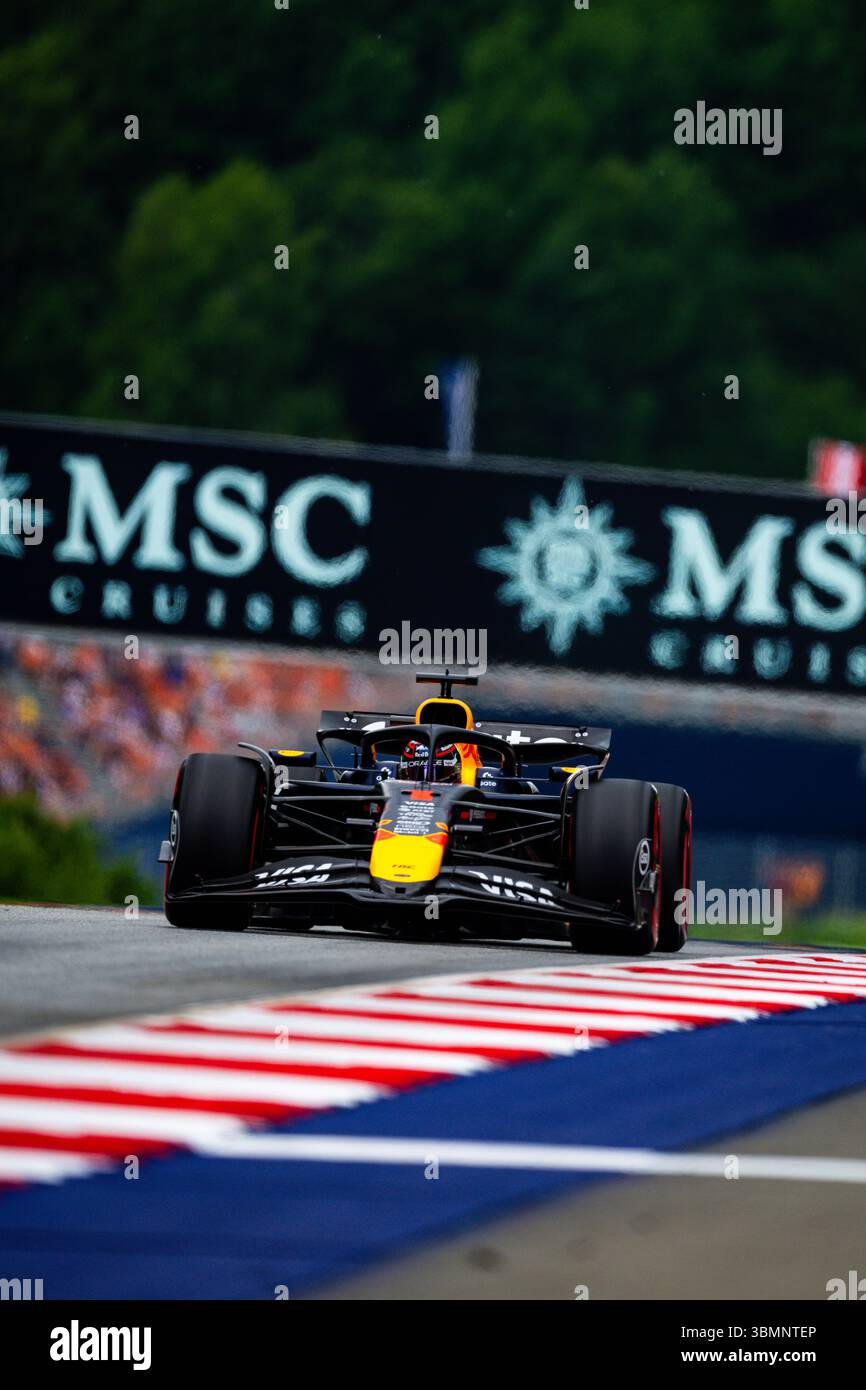 Spielberg, Austria. 27 giugno 2025. Il pilota olandese di Oracle Red Bull Racing 1 Team, Max Verstappen, viene visto in azione durante le prove libere del Gran Premio d'Austria di Formula 1 2025 sul Redbull Ring. (Foto di Luca Martini/SOPA Images/Sipa USA) credito: SIPA USA/Alamy Live News Foto Stock