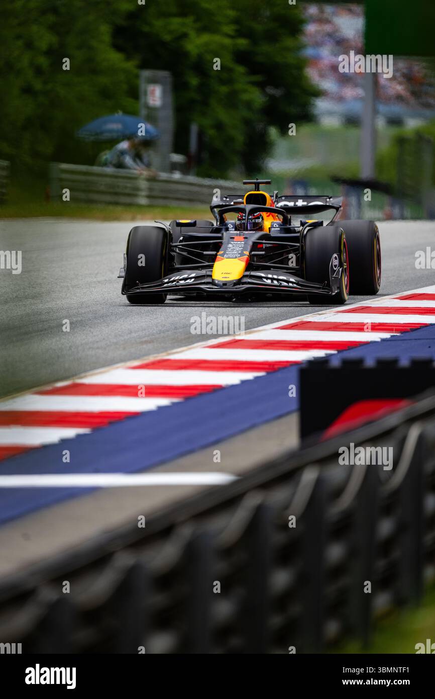 Spielberg, Austria. 27 giugno 2025. Il pilota olandese di Oracle Red Bull Racing 1 Team, Max Verstappen, viene visto in azione durante le prove libere del Gran Premio d'Austria di Formula 1 2025 sul Redbull Ring. (Foto di Luca Martini/SOPA Images/Sipa USA) credito: SIPA USA/Alamy Live News Foto Stock