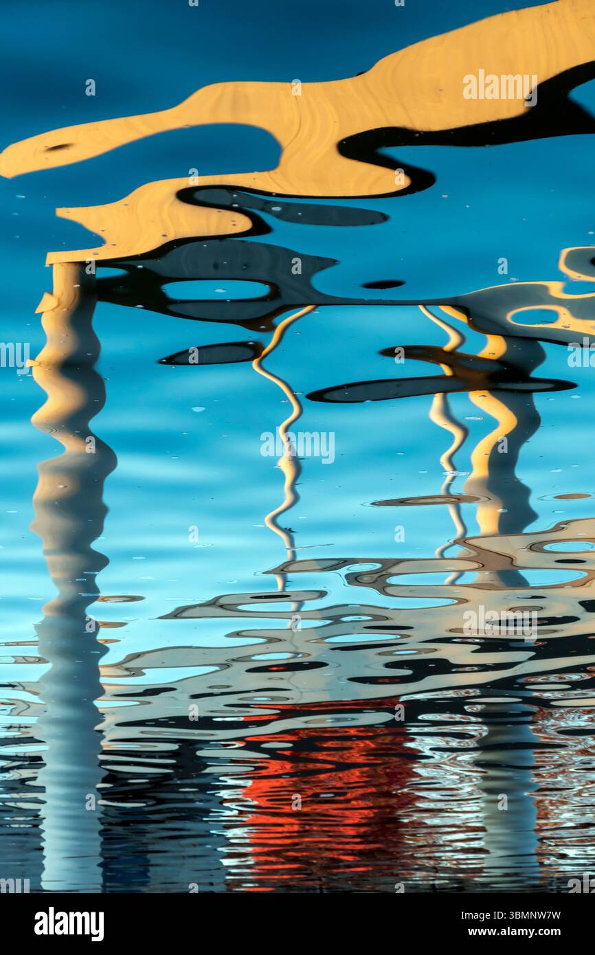 Riflesso astratto dell'acqua con colori vivaci e forme fluide che creano un modello ipnotico Foto Stock