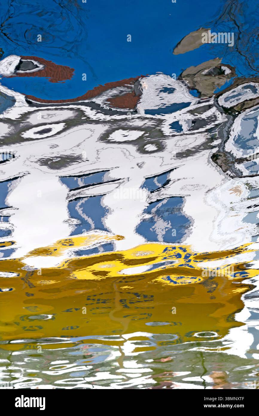 Un riflesso astratto di strutture colorate sull'acqua, creando un'affascinante miscela di forme e colori. Foto Stock