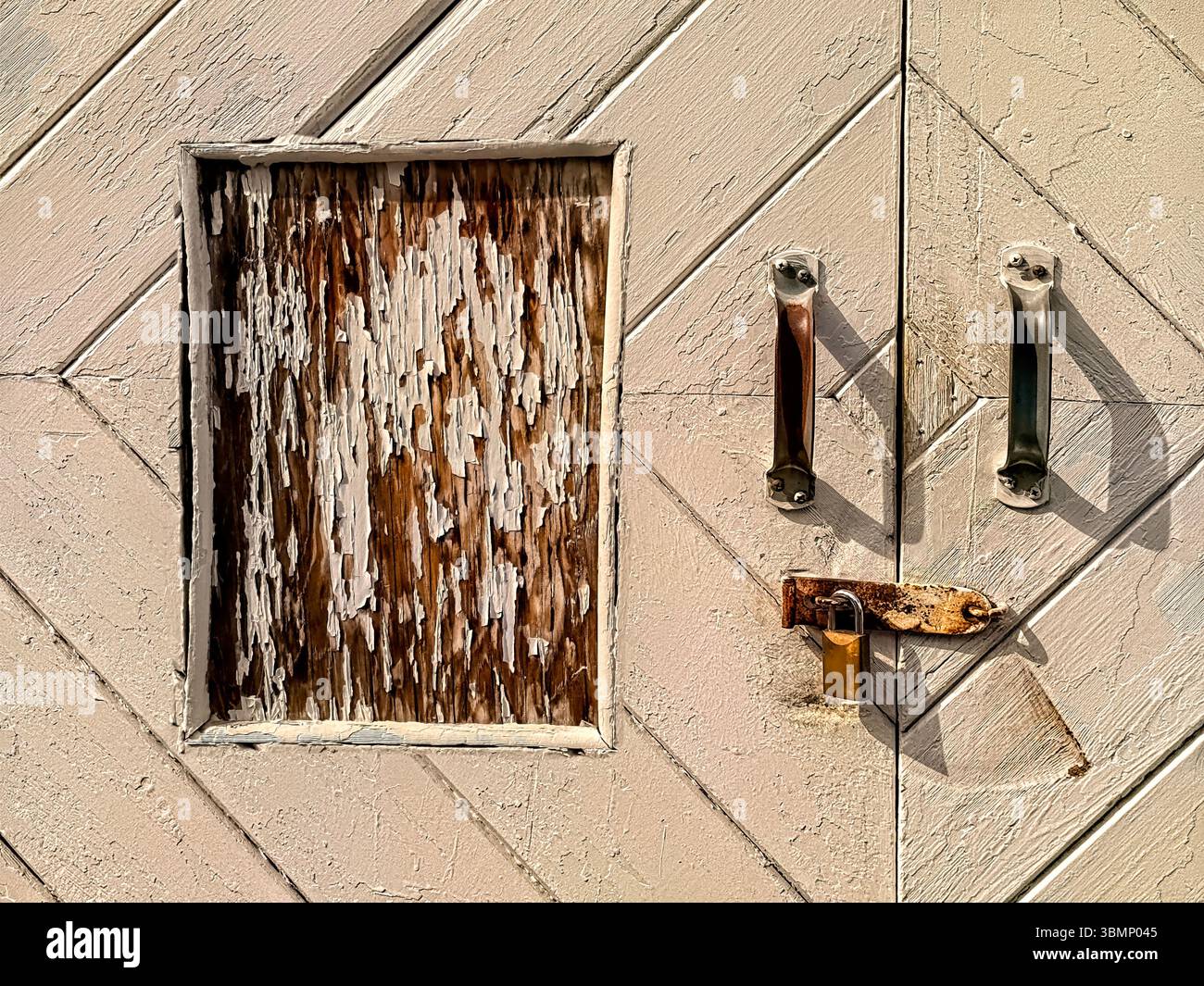 Lucchetto su una vecchia porta d'epoca. Foto Stock