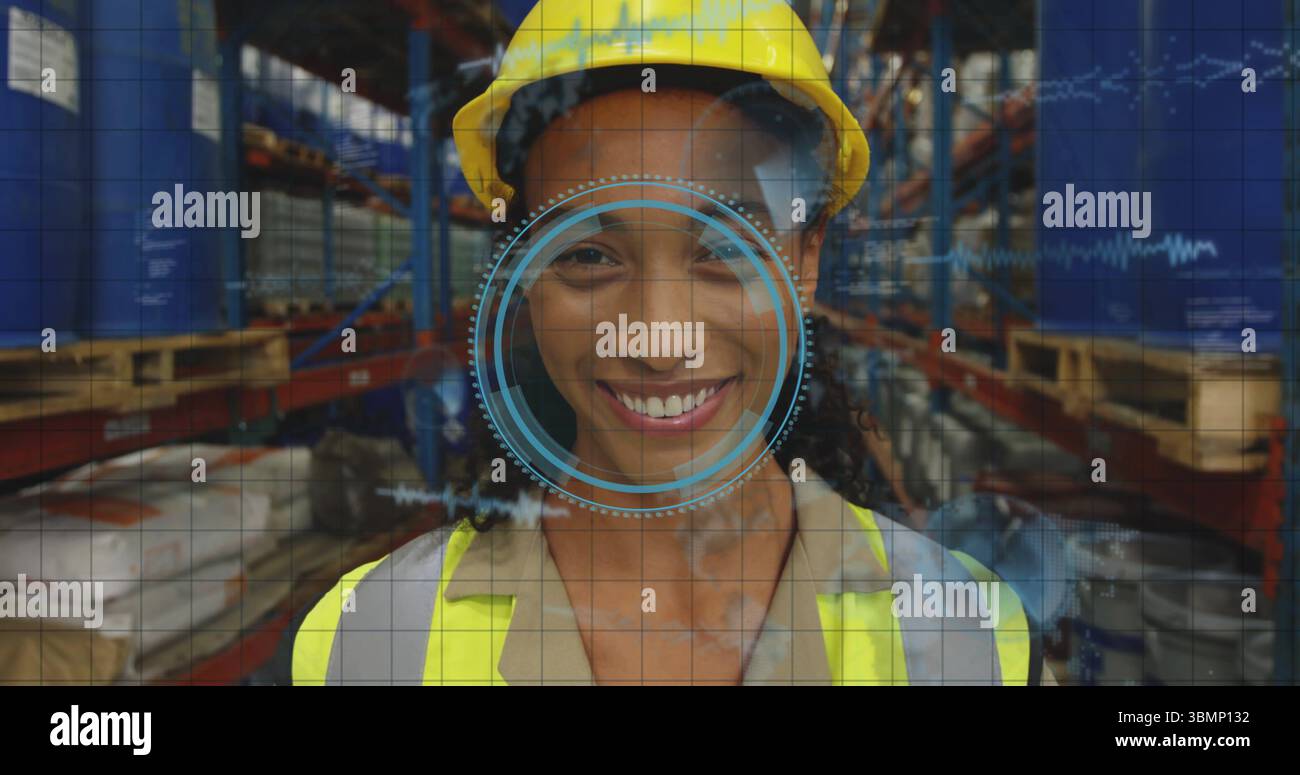 Addetto al magazzino in piedi che indossa elmetto e giubbotto di sicurezza nella corsia del magazzino, con rivestimento HUD Foto Stock