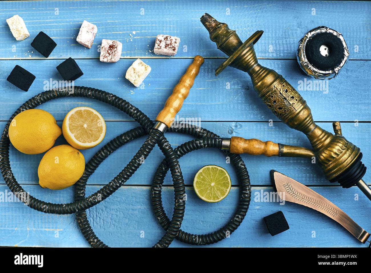 Parti del narghilè blu su sfondo di legno. Il tabacco con limone e aroma di lime. Vista dall'alto. Lay piatto. Copia dello spazio. Still Life Foto Stock