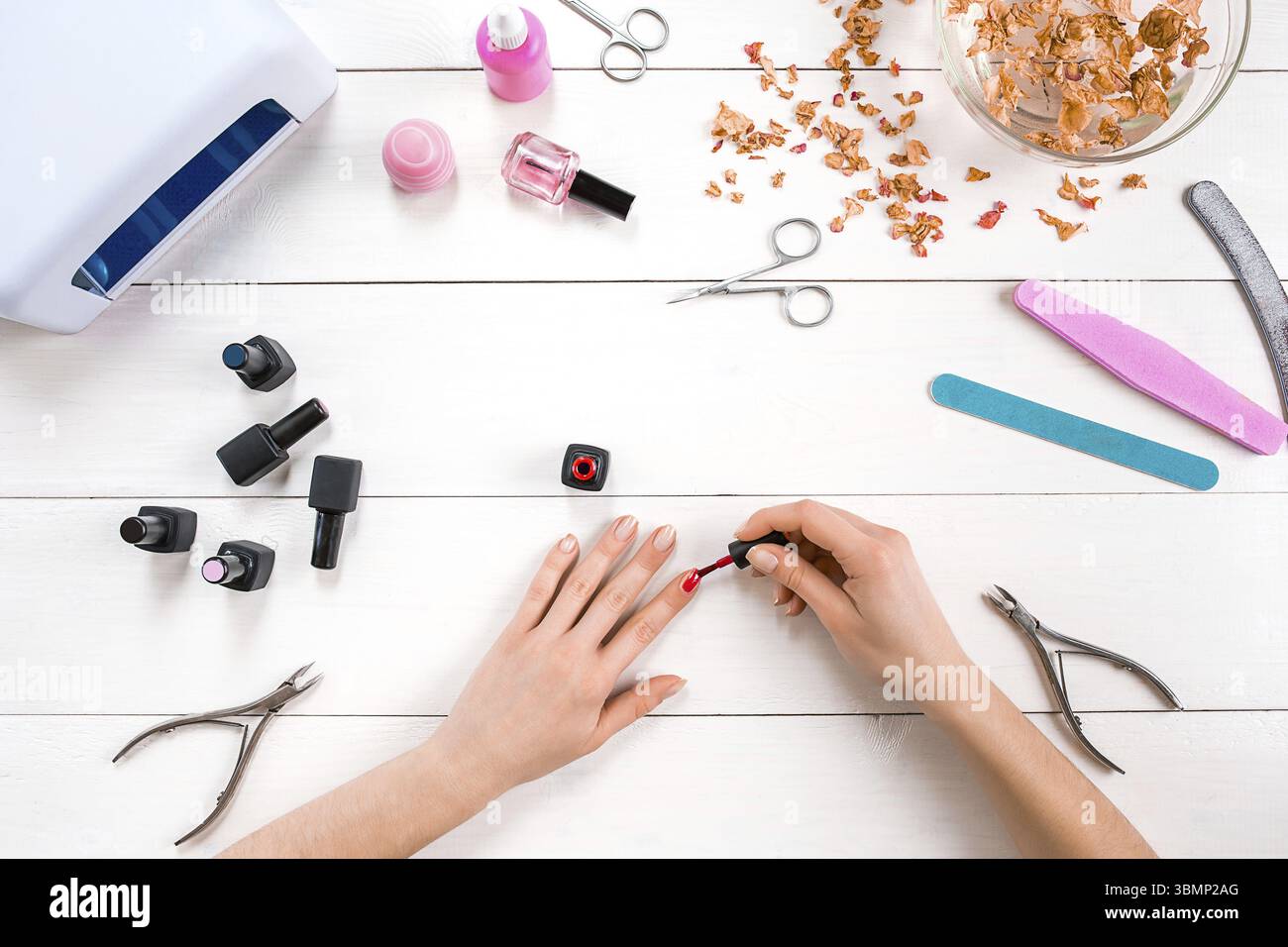 Dipingi le tue unghie. Set per manicure e smalto per unghie su sfondo in legno. Vista dall'alto. Copia spazio. Natura morta. Cura delle unghie Foto Stock