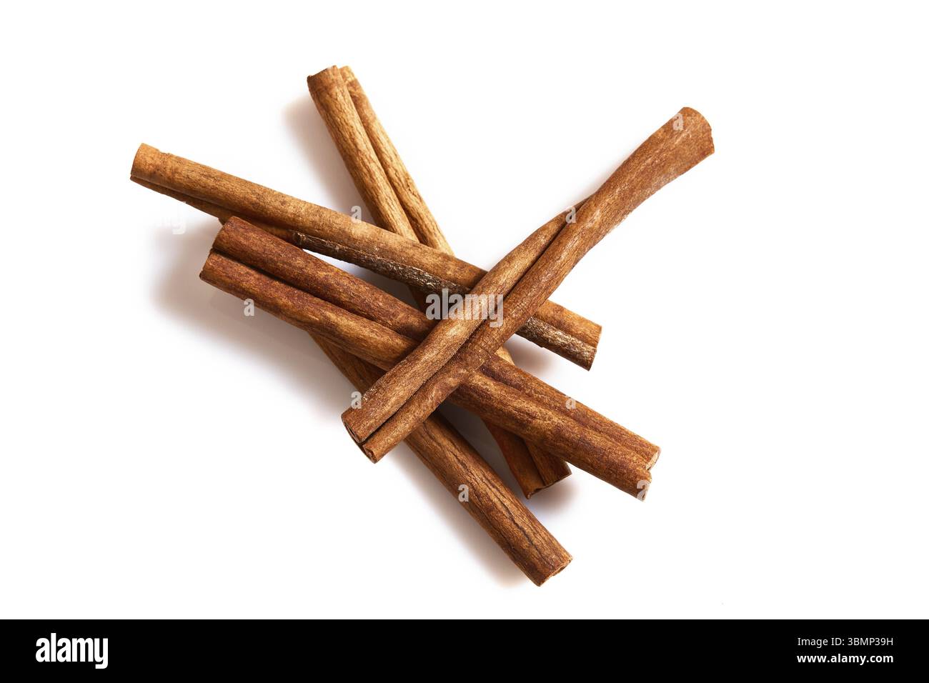 Fragranti bastoncini di cannella isolati su sfondo bianco. Vista dall'alto. Ancora in vita. Copia dello spazio. Lay piatto Foto Stock