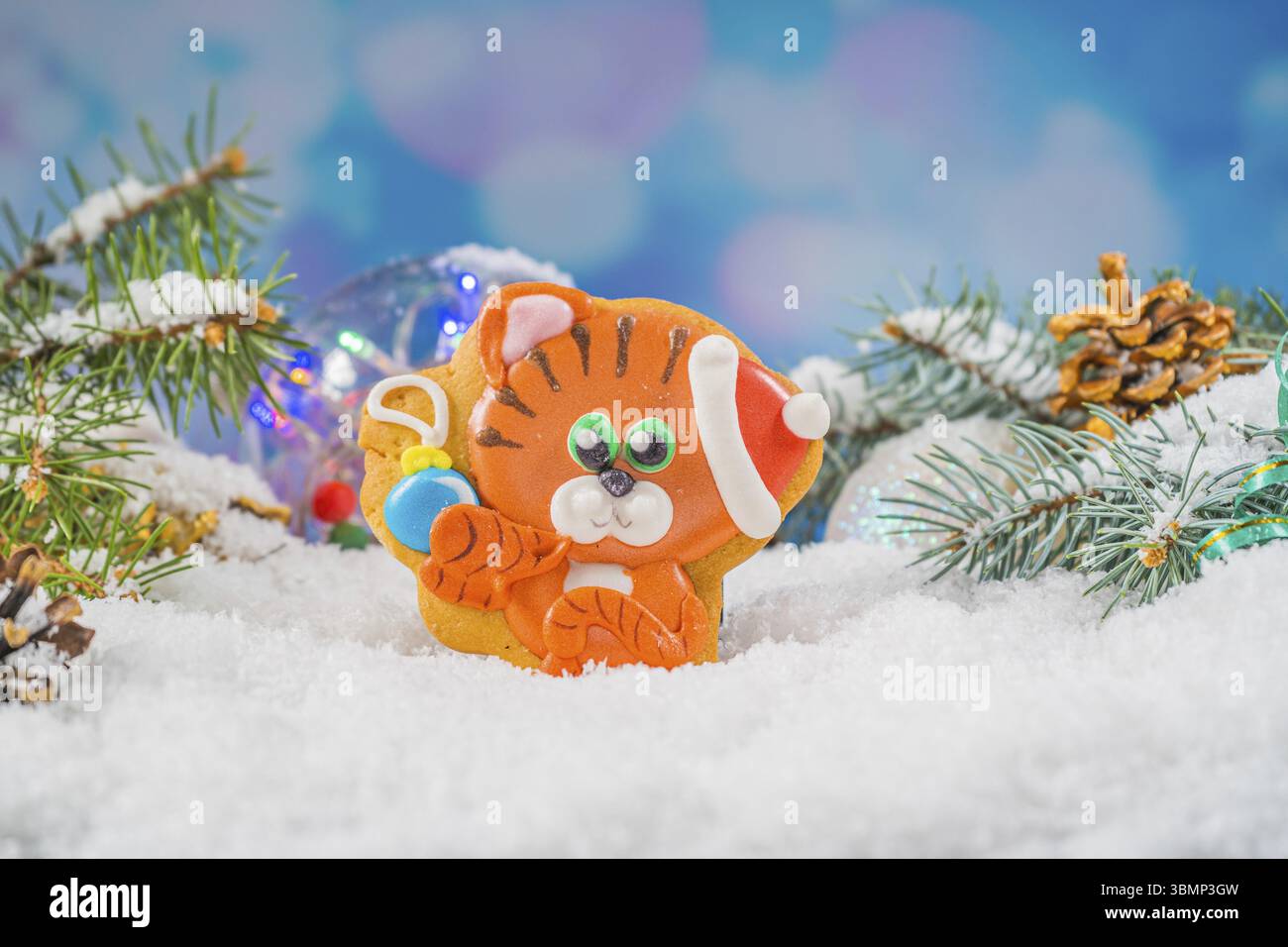 Sfondo natalizio con pan di zenzero tigre 2022. Mood Card per le vacanze. Tradizioni di famiglia, fai da te, concetto di celebrazione. Sfondo festivo con gin fatto in casa Foto Stock