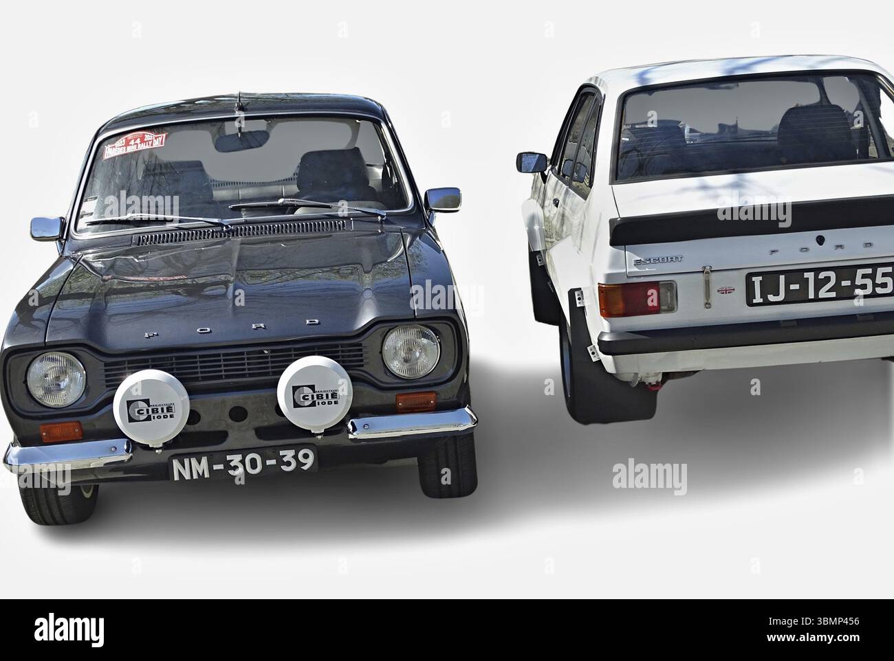 Modelli Ford Escort classici che evidenziano i cambiamenti di design e il significato storico nell'industria automobilistica Foto Stock