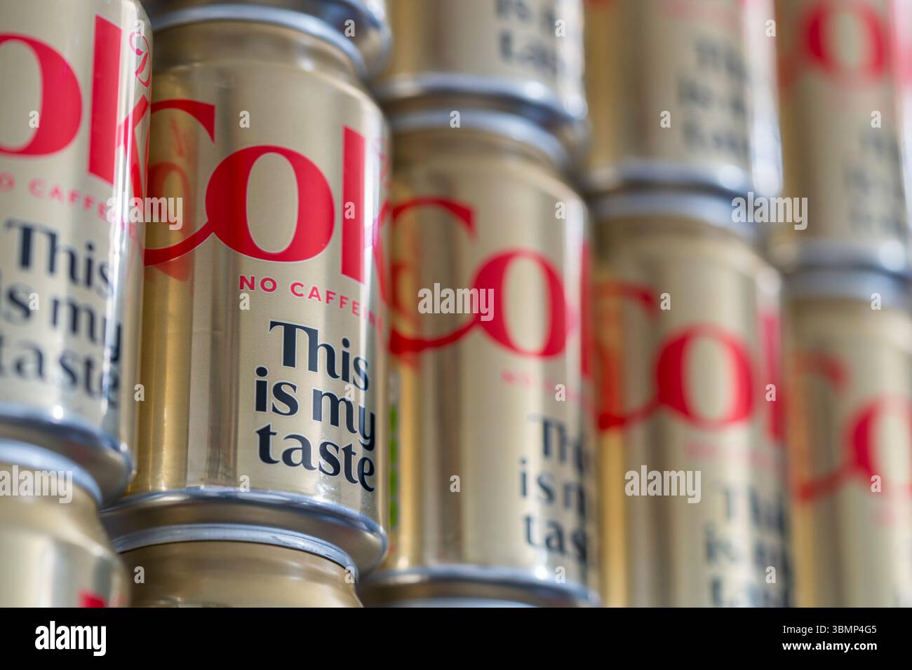 Non sono state impilate lattine di coke dietetiche a base di caffeina. La "tassa sullo zucchero" del Regno Unito, formalmente nota come "tassa sull'industria delle bevande analcoliche" (SDIL), è una tassa sulle bevande zuccherate preconfezionate Foto Stock
