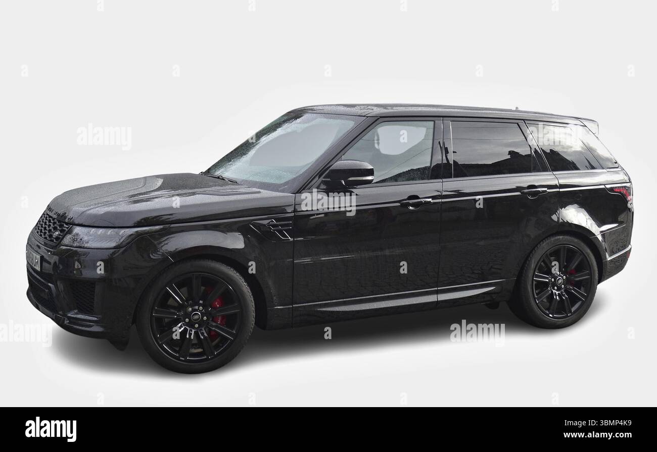 SUV di lusso moderno parcheggiato, che mostra eleganza e potenza, incarna l'eccellenza automobilistica Foto Stock