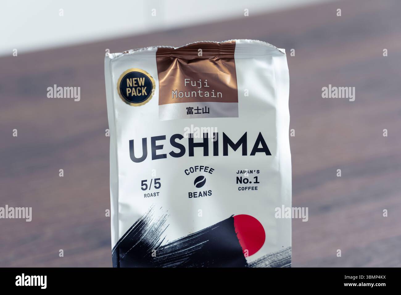 Pacchetto di chicchi di caffè tostato scuro di Fuji Mountain Ueshima su una superficie della cucina, dichiarato come il marchio di caffè numero uno del Giappone. REGNO UNITO Foto Stock