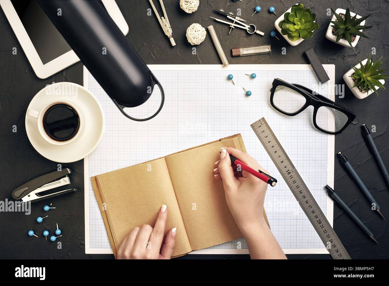 Concetto di architetti. Gli architetti del luogo di lavoro, progetto architettonico, blueprint, righello. Engineer tiene una penna e scrive in un notebook. Architetto di apparecchiature Foto Stock
