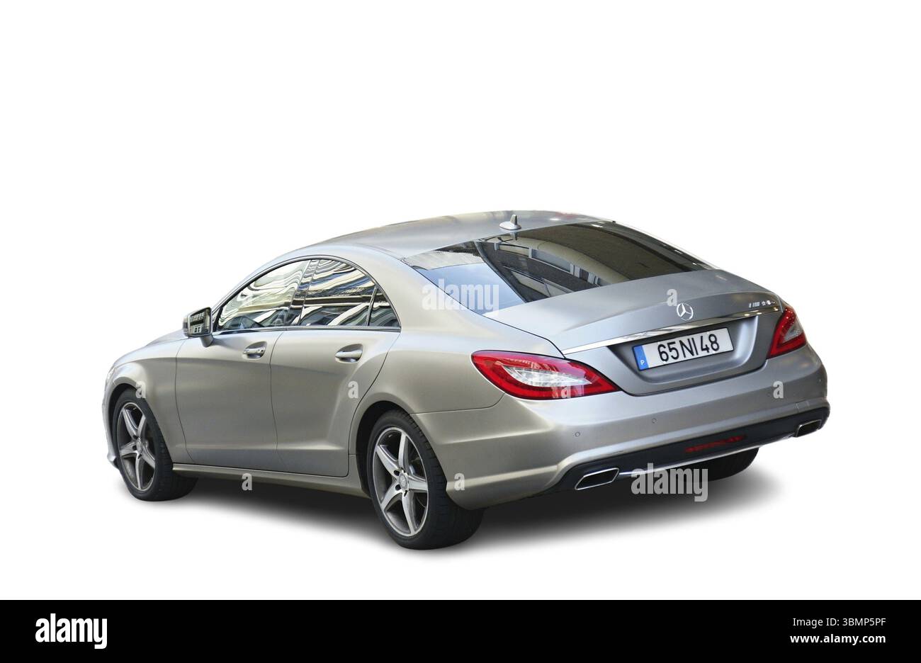 Moderna auto Mercedes-Benz CLS 350 color argento parcheggiata su sfondo bianco, vista dal retro Foto Stock