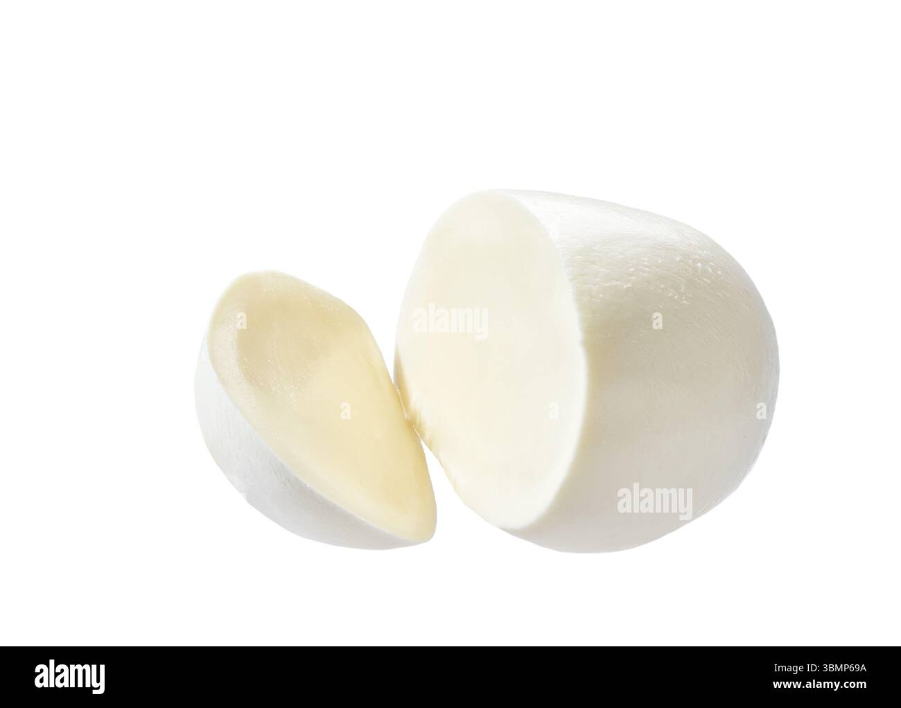 Mozzarella di bufala isolata su fondo bianco. Foto Stock