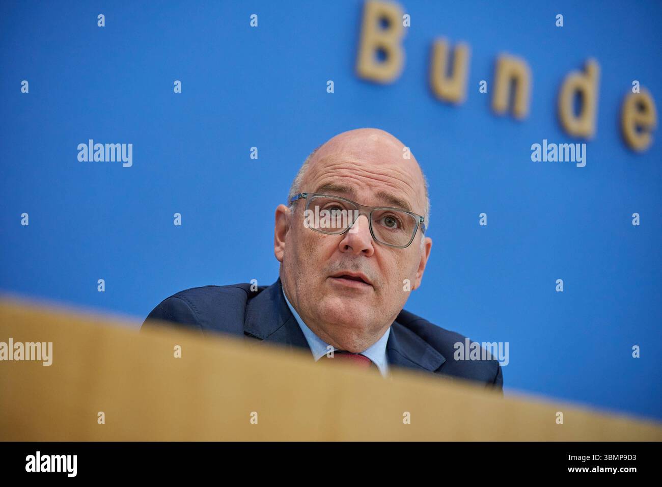 Steffen Kampeter, Hauptgeschaeftsfuehrer der Bundesvereinigung der Deutschen Arbeitgeberverbaende BDA, bei der Vorstellung des fuenften Beschlusses der Mindestlohnkommission zur Anpassung des gesetzlichen Mindestlohns am Freitag den 27.06.2025 im Haus der Budespressekonferenz a Berlino. Der Mindestlohn soll 2026 auf 13,90 Euro pro stunde steigen. DAS teilte die Mindestlohnkommission am Freitag a Berlino. Zum 1. Januar 2027 ist eine weitere Anhebung um 70 cent auf 14,60 Euro geplant. Aktuell liegt die Lohnuntergrenze bei 12,82 Euro. Siehe epd-Meldung vom 27.06.2025 SOLO PER USO EDITORIALE *** St Foto Stock