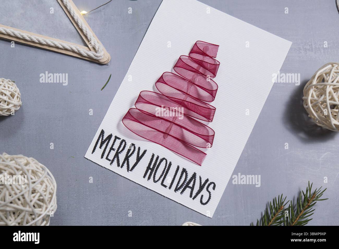 Nastro dell'albero di Natale preparazione natalizia sostenibile processo fai-da-te per realizzare biglietti d'auguri fatti a mano. Attività passo passo per i bambini. Incluso a Foto Stock