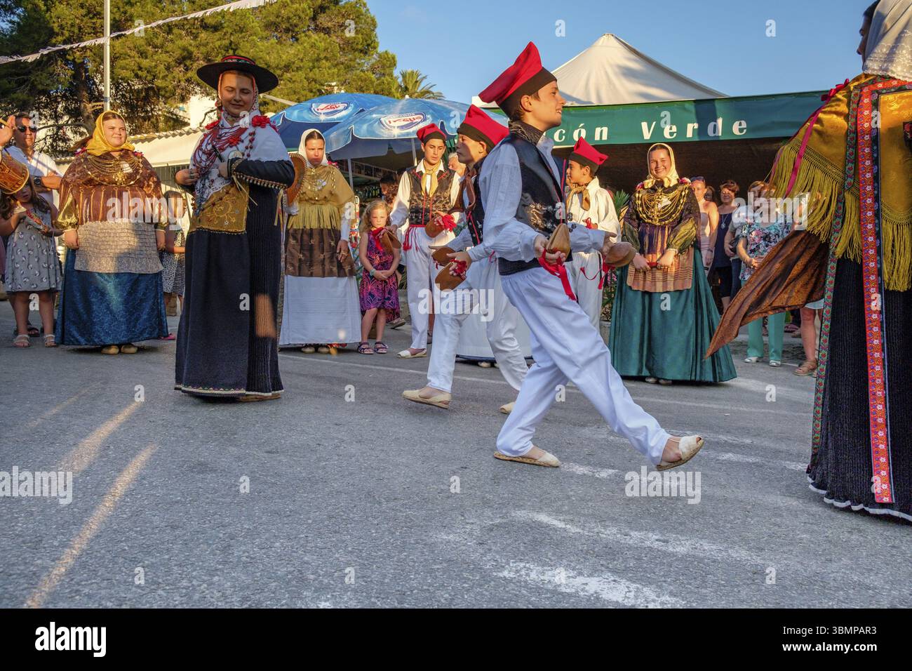 Coppie che ballano, pagine di ballo tradizionale, danza tipica di Ibiza, Portinax, Ibiza, Isole Baleari, Spagna, Europa Foto Stock