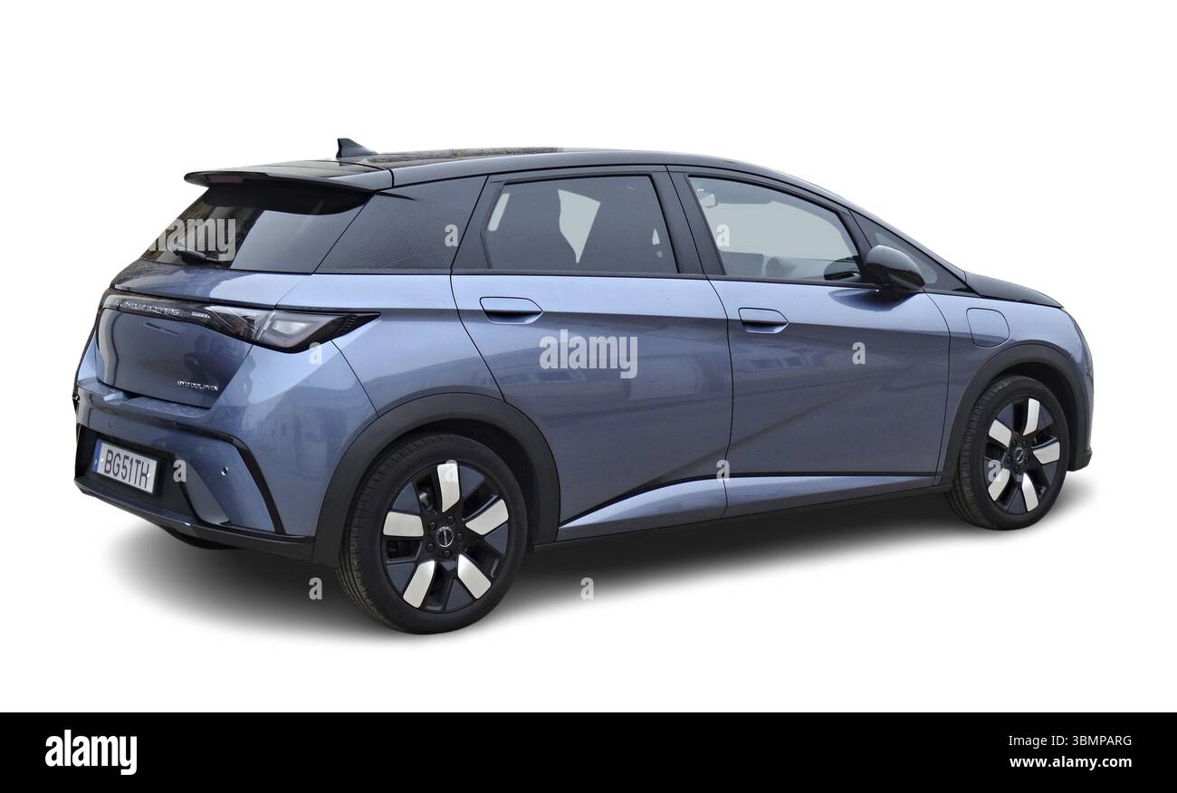 Opel Astra-e gode della libertà su strada aperta, mostrando il moderno design di un veicolo elettrico Foto Stock