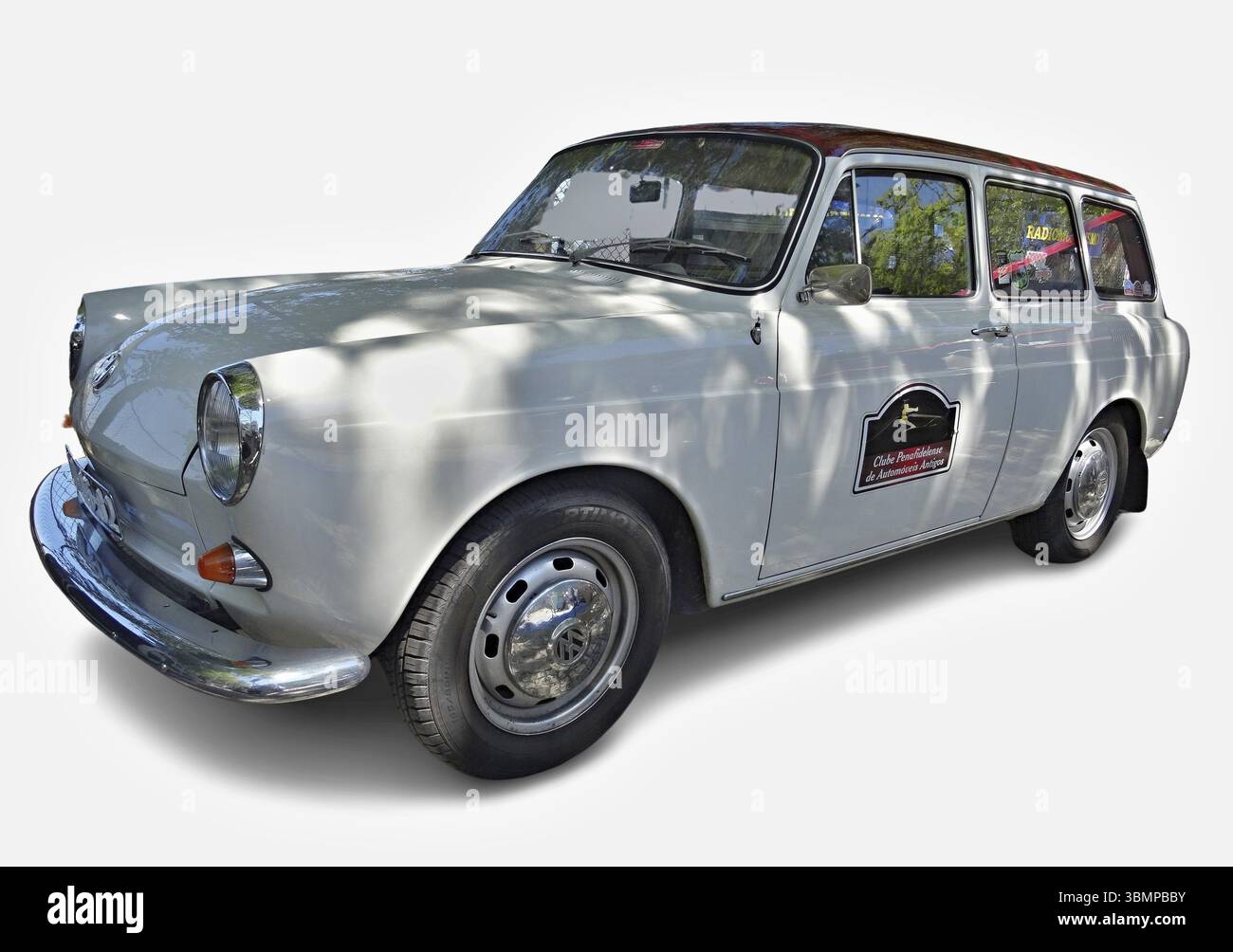 Variante Volkswagen tipo 3 classica con ombre sulla porta del passeggero, parcheggiata di fronte a uno sfondo bianco Foto Stock