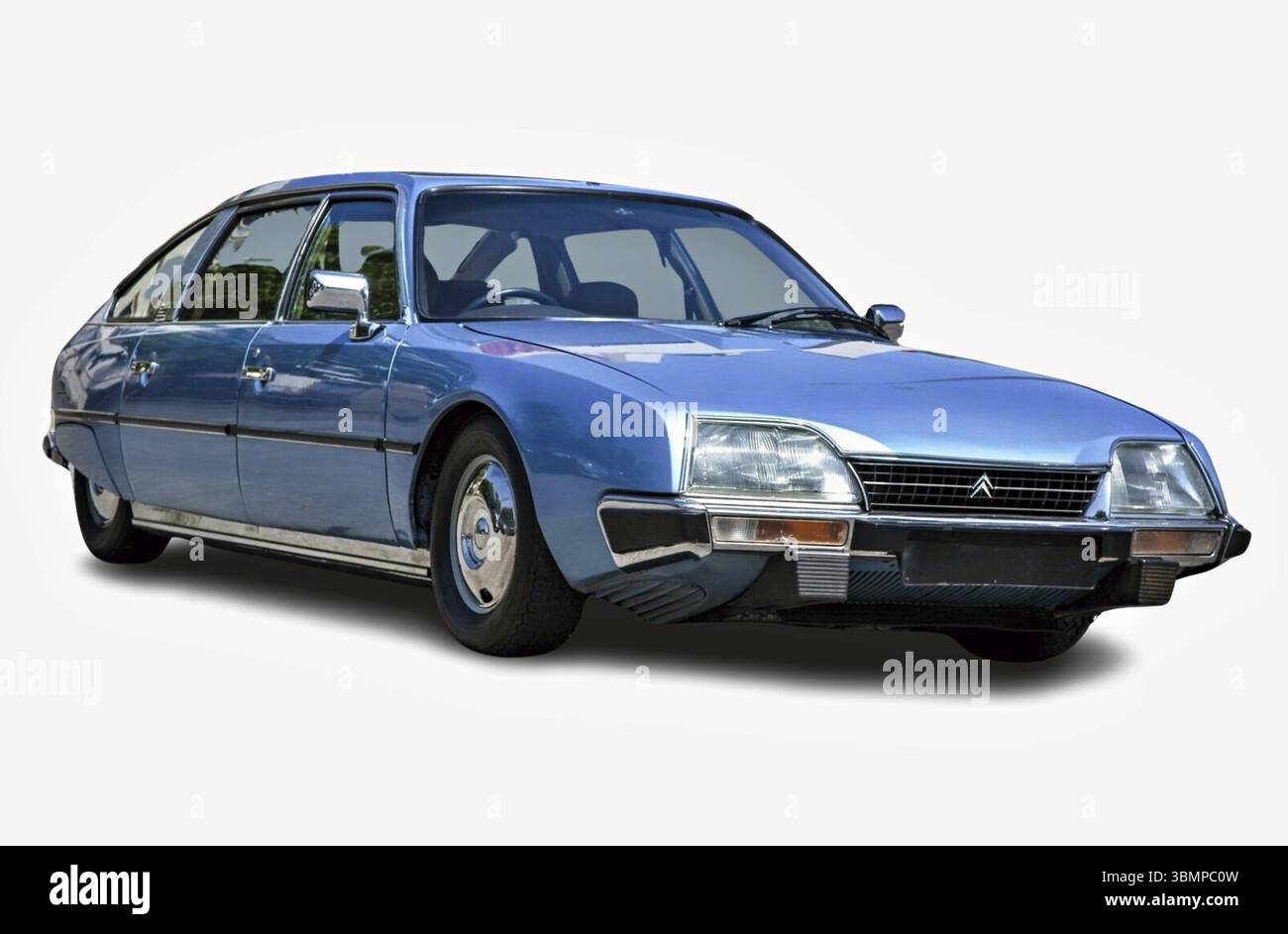 Classico Citroen CX Prestige blu brillante su sfondo bianco, simbolo del design automobilistico francese Foto Stock