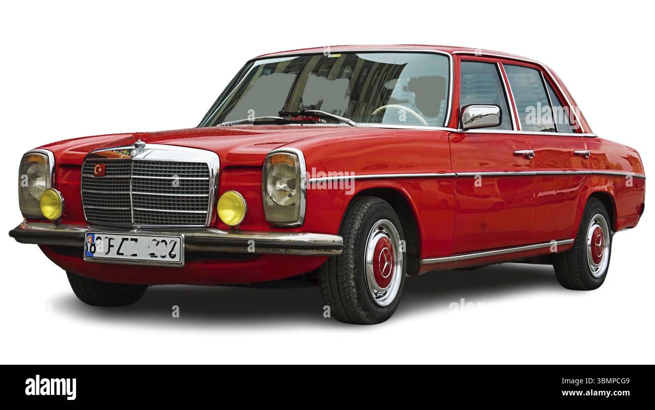 Mercedes-Benz W114 d'epoca restaurata su sfondo bianco, che mostra il suo design e l'eleganza senza tempo Foto Stock