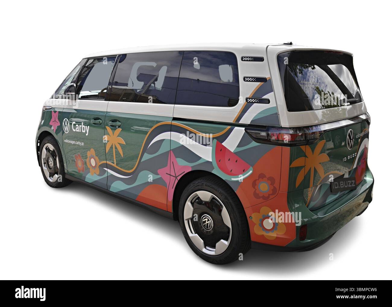 Minivan elettrico Volkswagen ID.Buzz con avvolgimento a tema estivo Carby che promuove il servizio di ride sharing Foto Stock