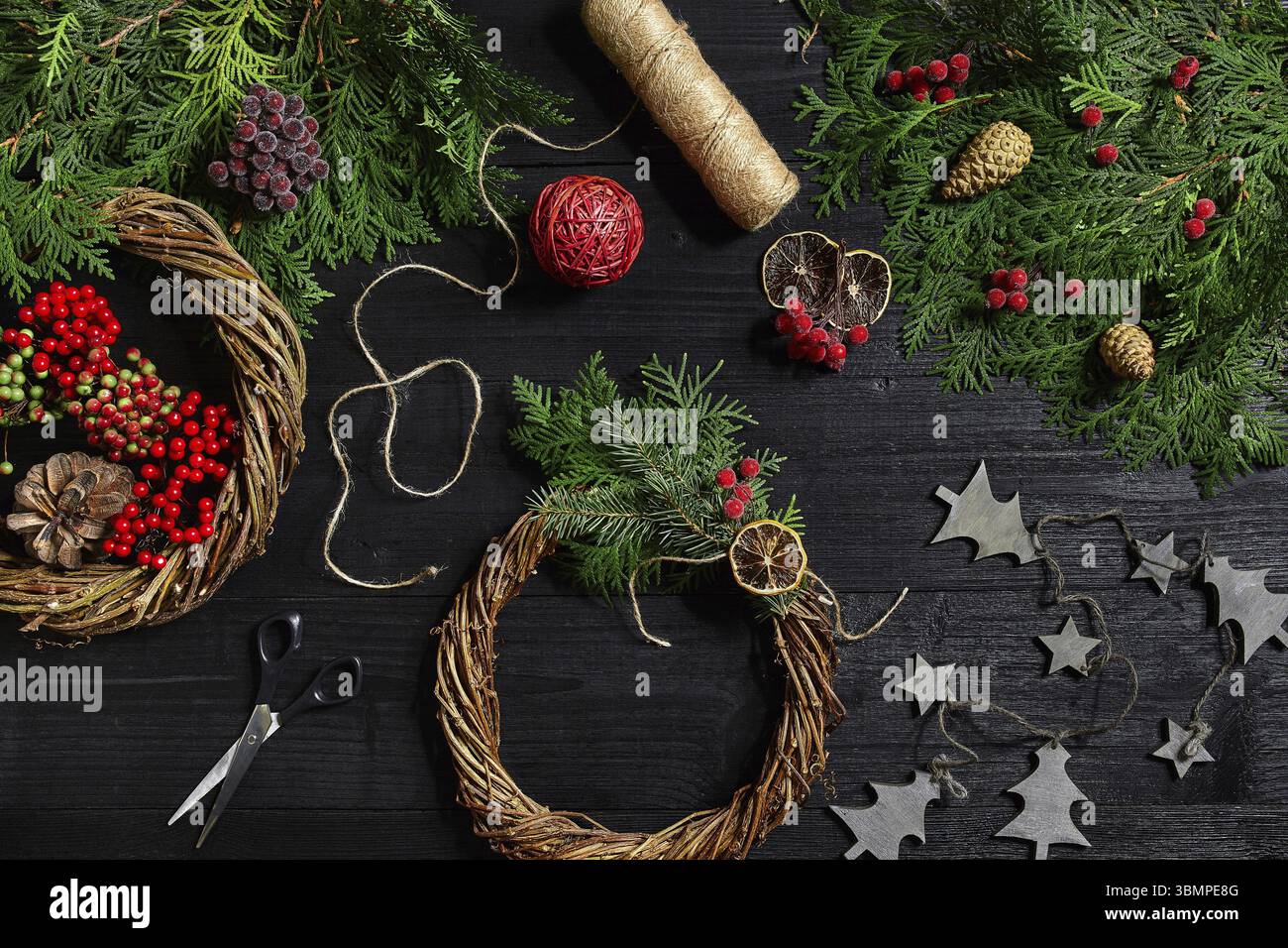 Produttore di decorazione di Natale con le proprie mani. Corona di Natale per le vacanze. La festa del nuovo anno. Master class sulla realizzazione decorativa o. Foto Stock