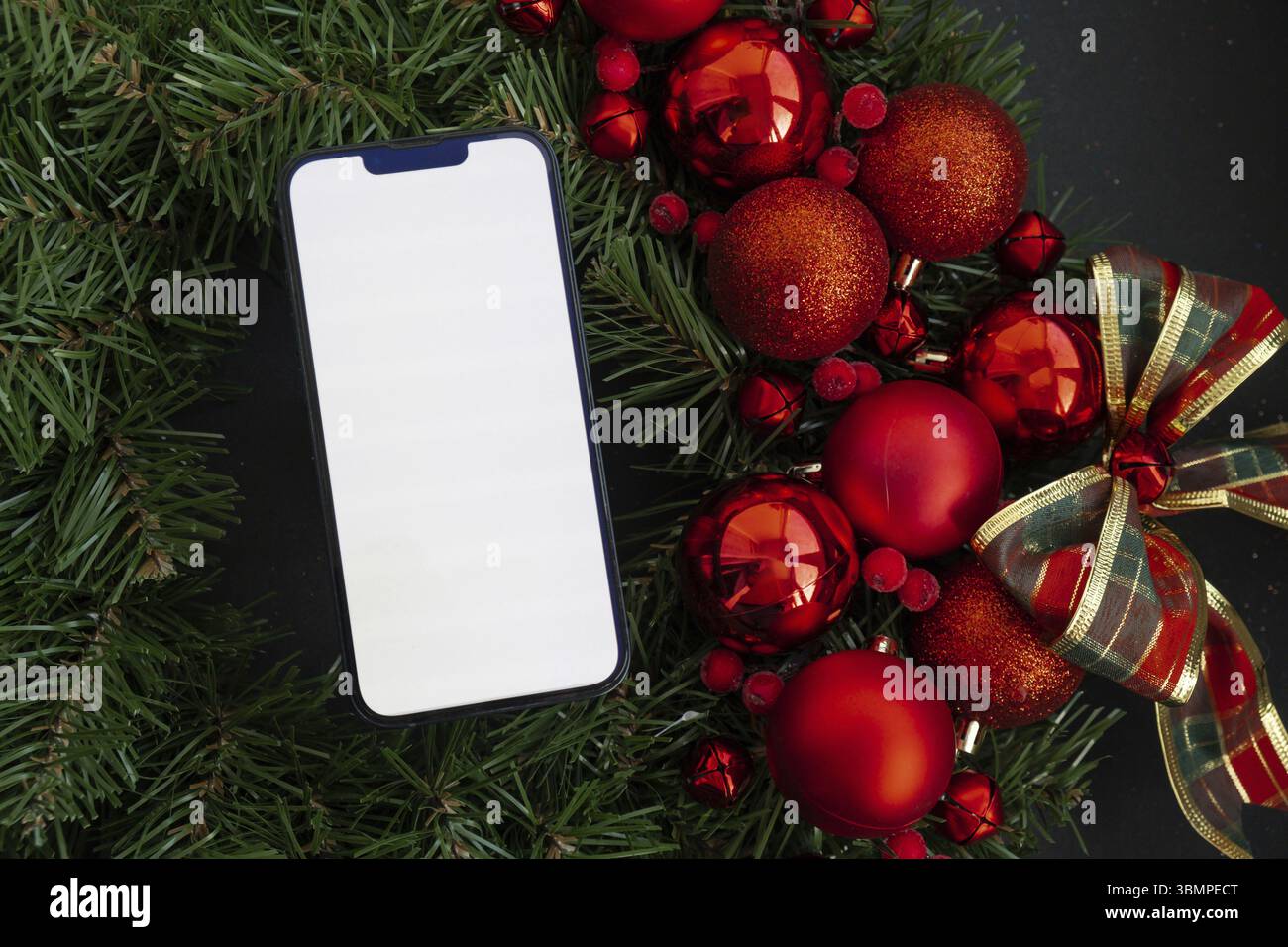 Corona di Natale fatta a mano con decorazioni natalizie con spazio per le copie del telefono su schermo bianco modello ADD sito Web. Festeggiamenti per le vacanze invernali Foto Stock