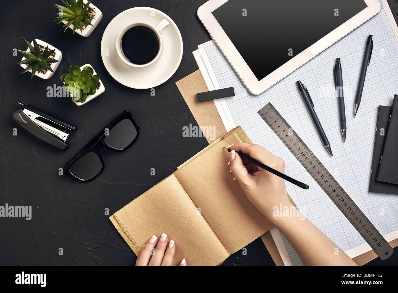 Concetto di architetti. Gli architetti del luogo di lavoro, progetto architettonico, blueprint, righello. Engineer tiene una penna e scrive in un notebook. Architetto di apparecchiature Foto Stock