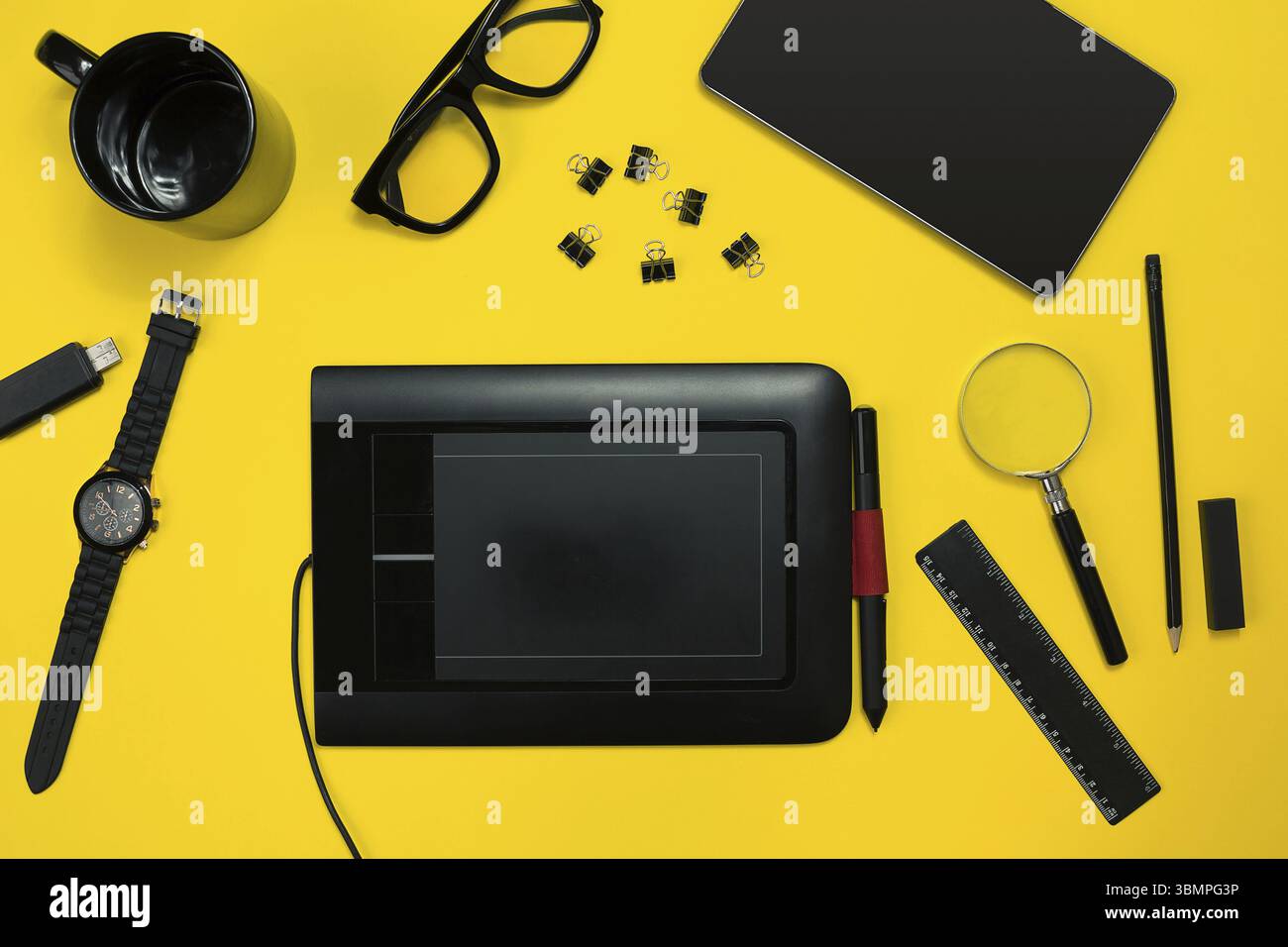 Oggetti nero dall'ufficio su sfondo giallo. Il lavoro e la creatività. Social media concetto hero immagine d'intestazione. Vista dall'alto. Ancora in vita. Spazio di copia Foto Stock