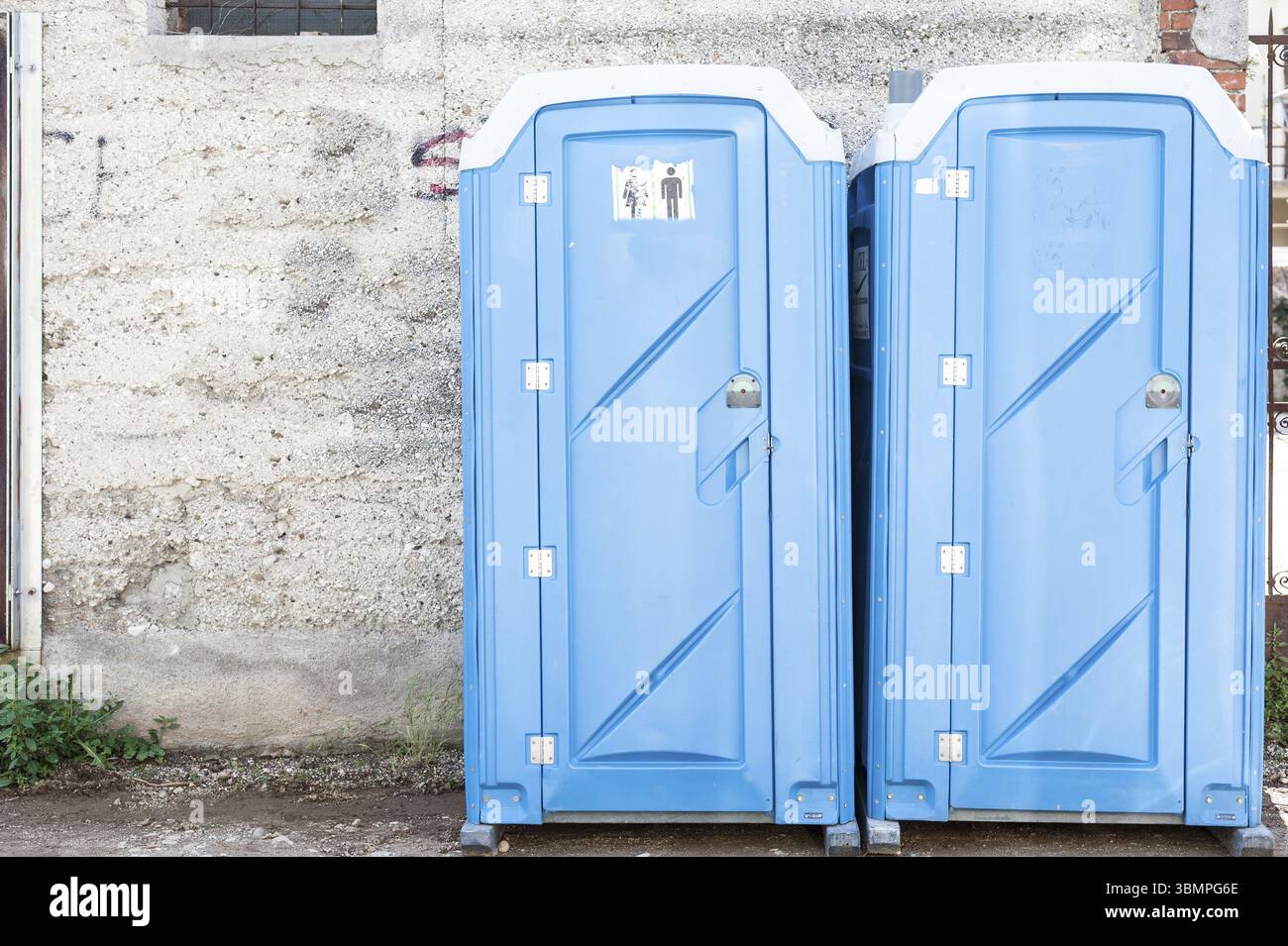 Due blue wc portatili cabine a sito in costruzione Foto Stock