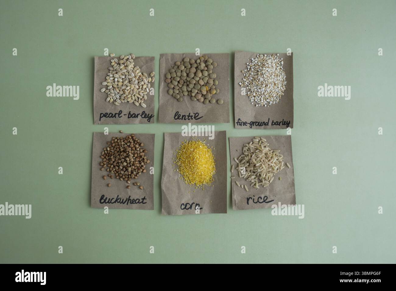 Set di porridge a grana grezza con testo su carta. Ricarica formato prodotto ecologico. Riempimento del contenitore riutilizzabile di specie intere di grani di farro. pr. Alta Foto Stock
