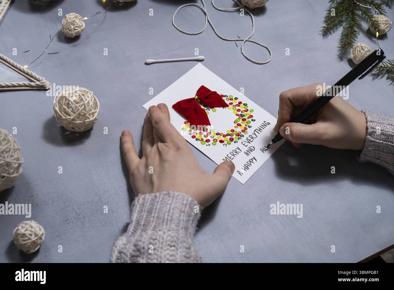 Corona di Natale preparazione natalizia sostenibile processo fai-da-te per realizzare biglietti d'auguri fatti a mano. Attività passo passo per i bambini. Incluso e rientro Foto Stock