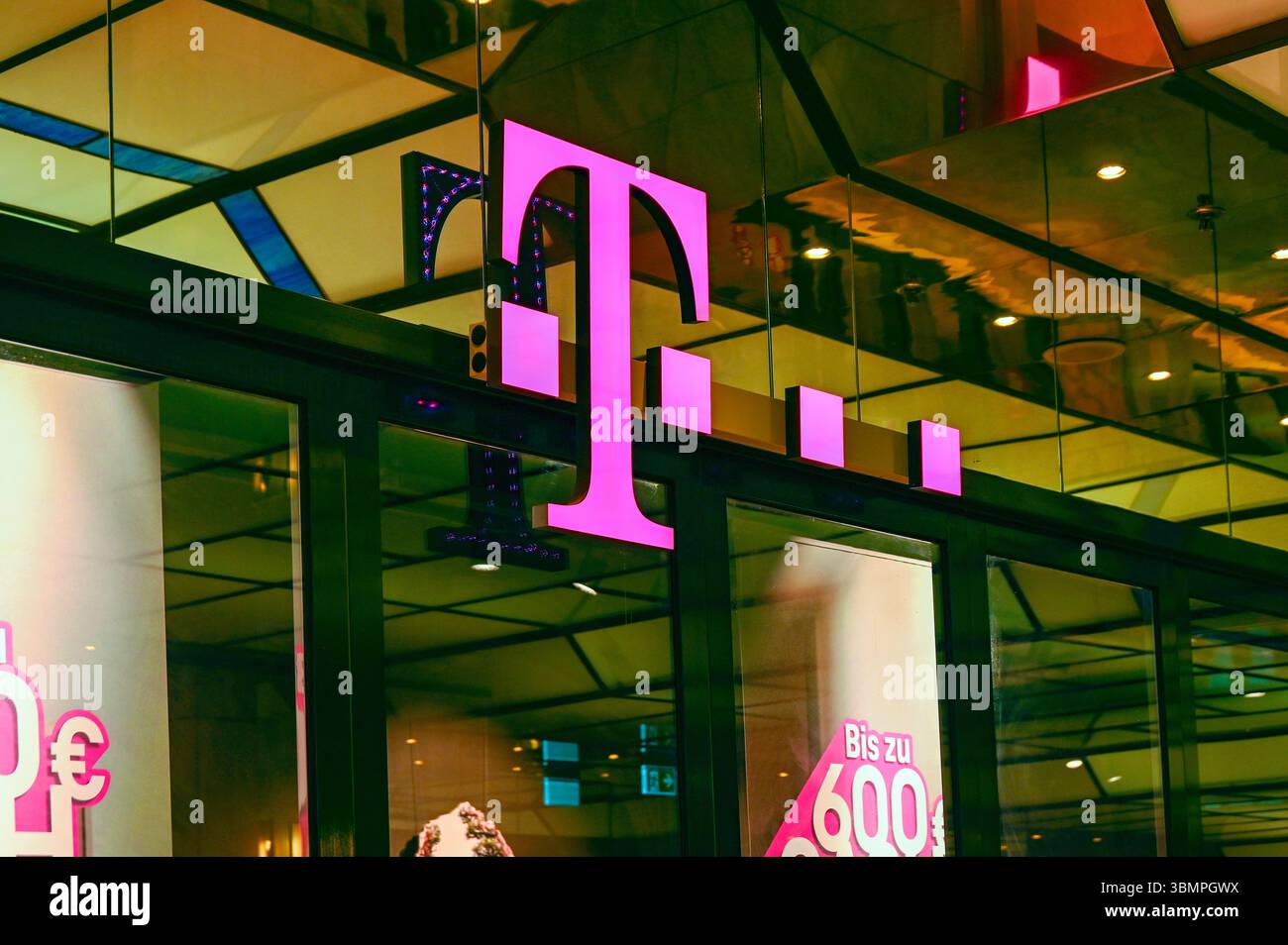 BERLINO - GENNAIO 07: Ufficio T-Mobile a Berlino il 7 gennaio. 2025 in Germania Foto Stock