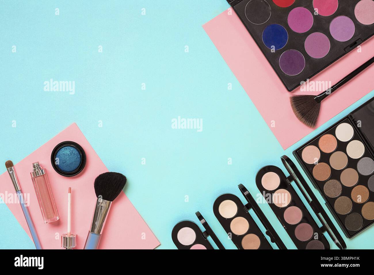 Fai il necessario per preparare i tuoi oggetti. Set di pennelli professionali per il make up, creme e ombre in vasi su sfondo blu. Inserire il testo o il logo. Ideale per la bellezza Foto Stock