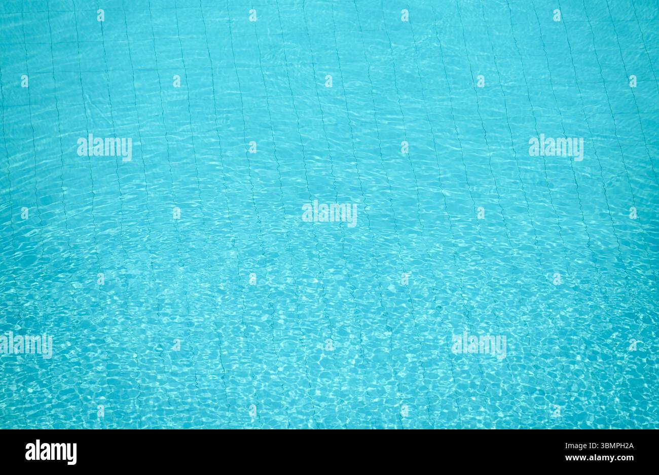 La superficie della piscina dell'hotel era pulita Foto Stock