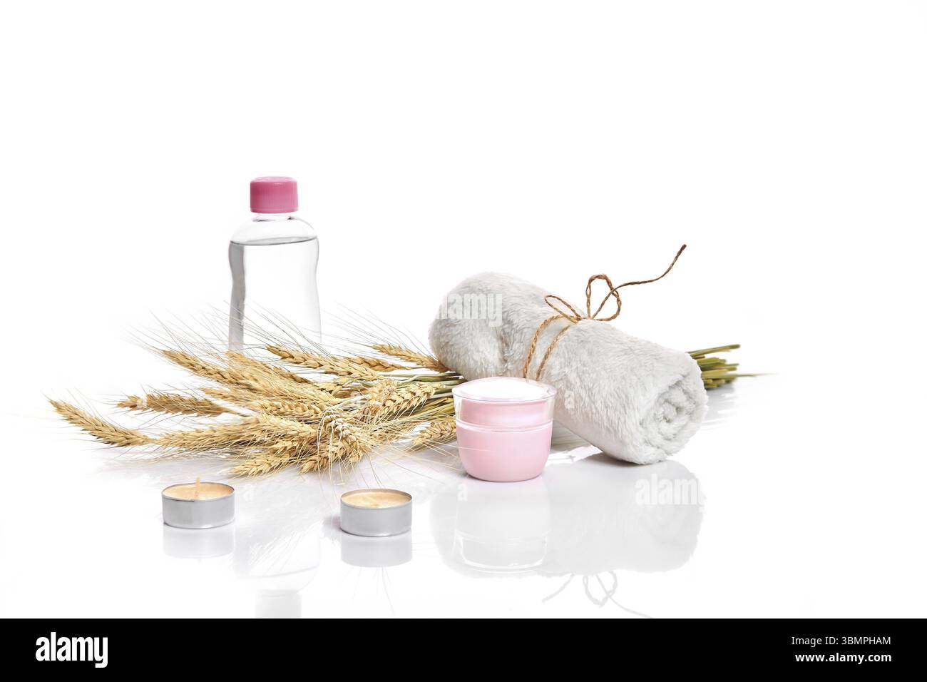 Medicinali a base di erbe e skincare minerale. Un vasetto di crema di latte, olio di grano, flaconi cosmetici. Senza etichetta. Il concetto di pubblicità dei cosmetici. Ancora in vita. Copia sp Foto Stock