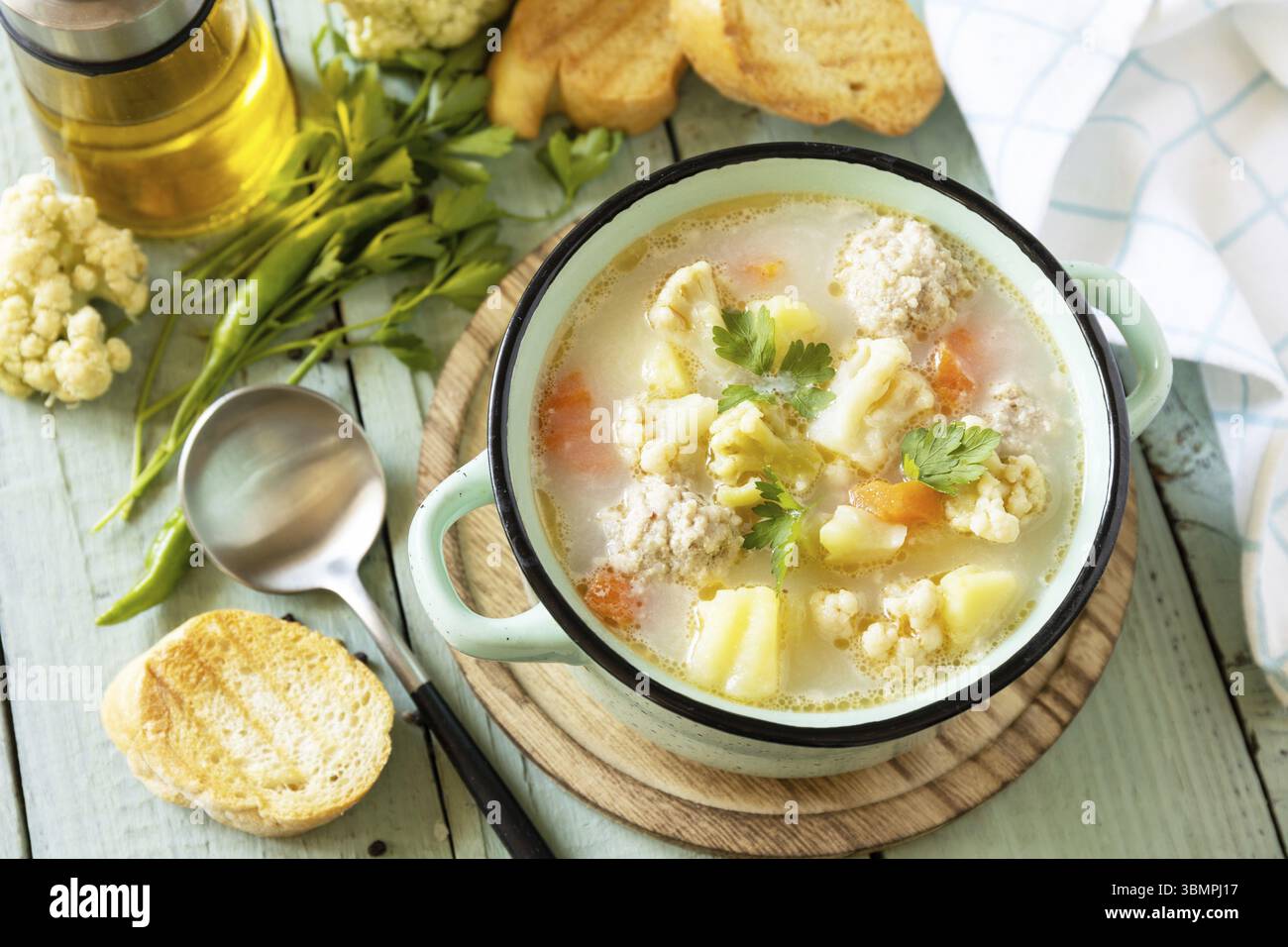 Zuppa di cavolfiore con polpette di pollo e verdure su un tavolo rustico di legno. Basso contenuto di carboidrati mangiare sano Foto Stock