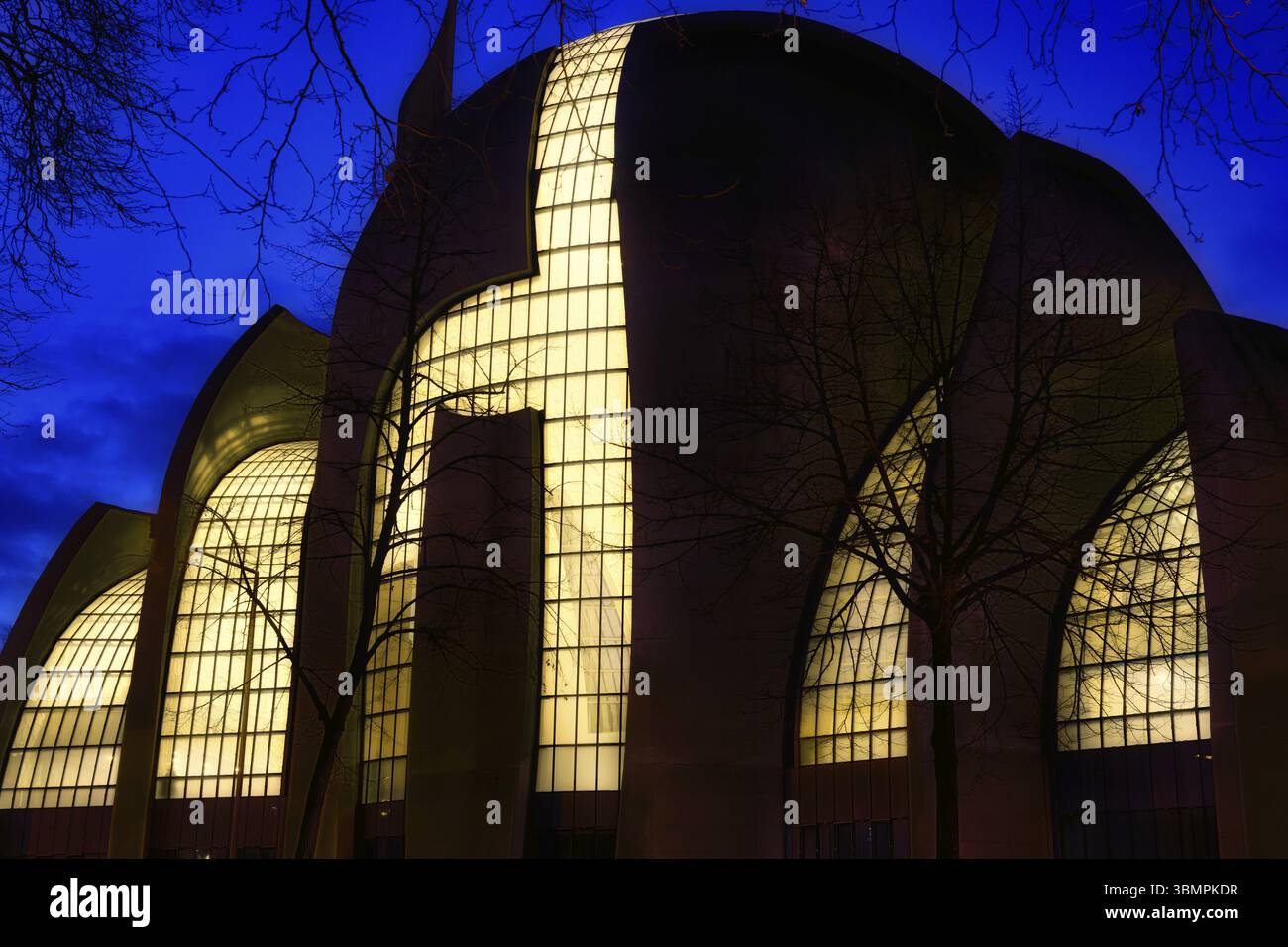 La facciata orientale della moschea centrale di colonia è illuminata da luce calda al crepuscolo Foto Stock