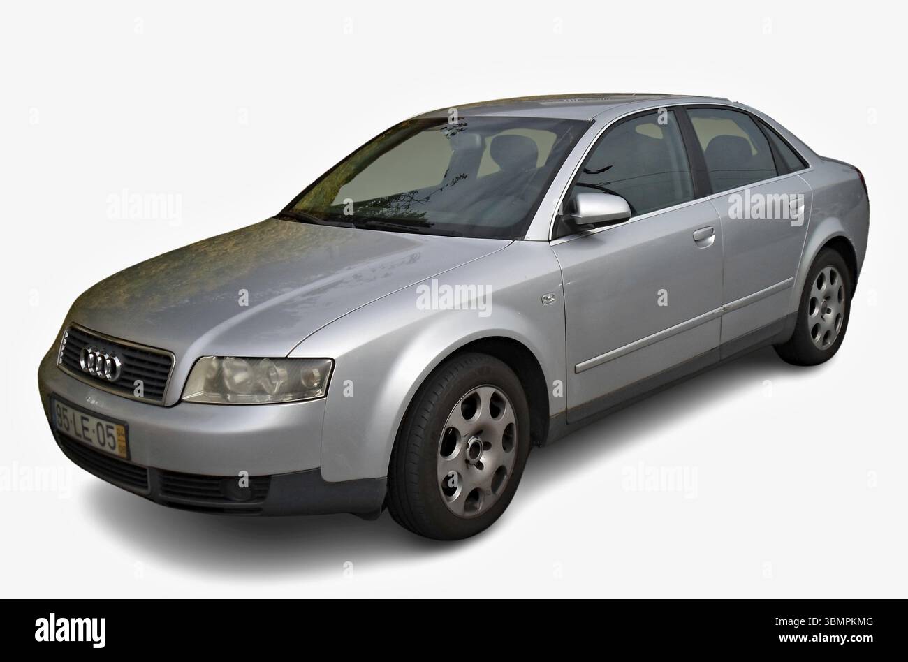 Berlina Audi A4 B6 color argento isolata su sfondo bianco, che mostra il suo design elegante e l'ingegneria tedesca Foto Stock