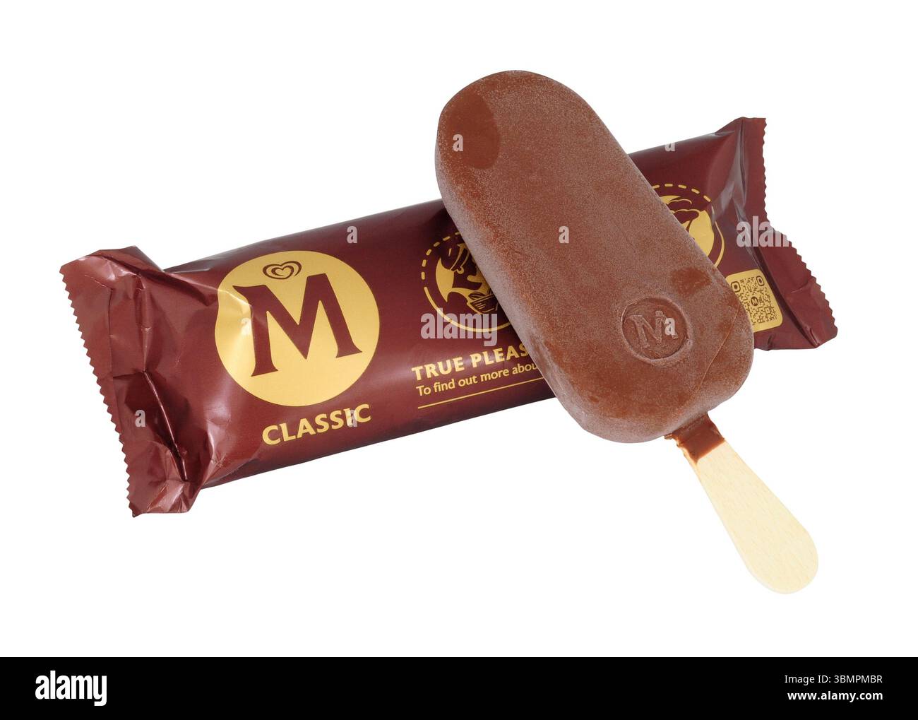 Classico gelato alla vaniglia del Madagascar ricoperto di cioccolato al latte Magnum su un bastoncino di legno Foto Stock