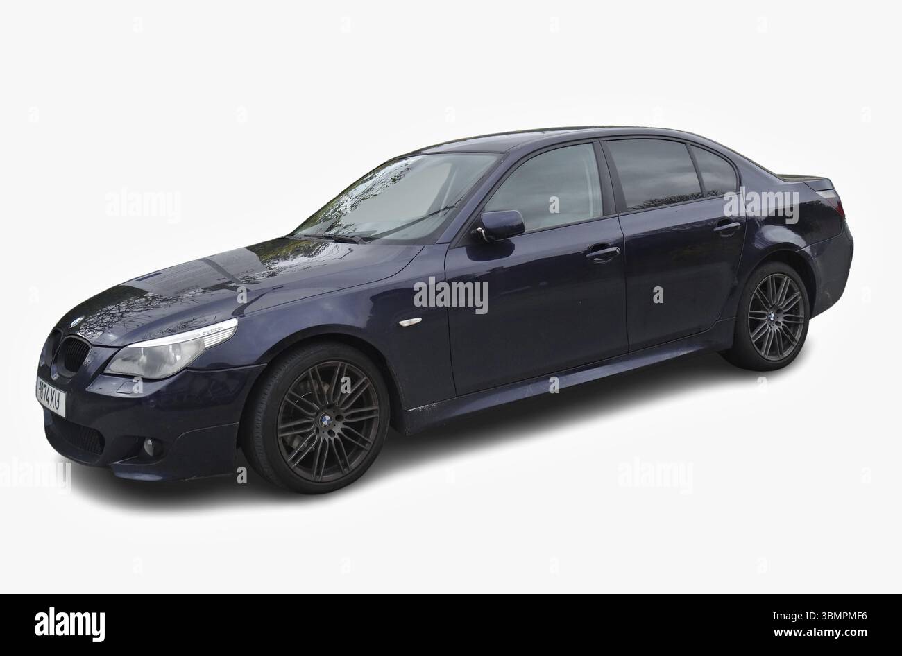 BMW 5 serie e60 m Sport Tuning blu scuro parcheggiato su sfondo bianco Foto Stock