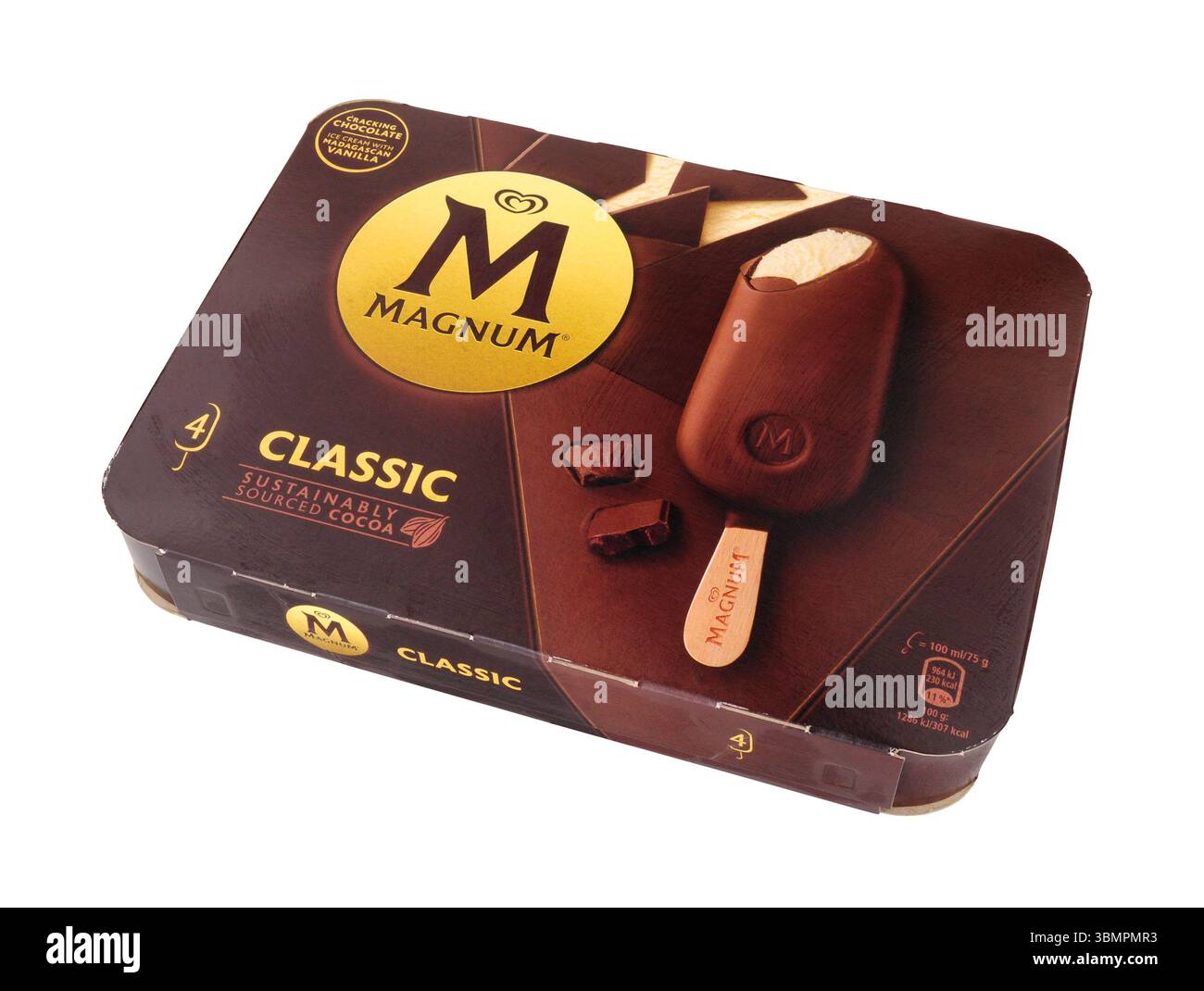 Classico gelato alla vaniglia del Madagascar ricoperto di cioccolato al latte Magnum su un bastoncino di legno in una confezione da quattro Foto Stock