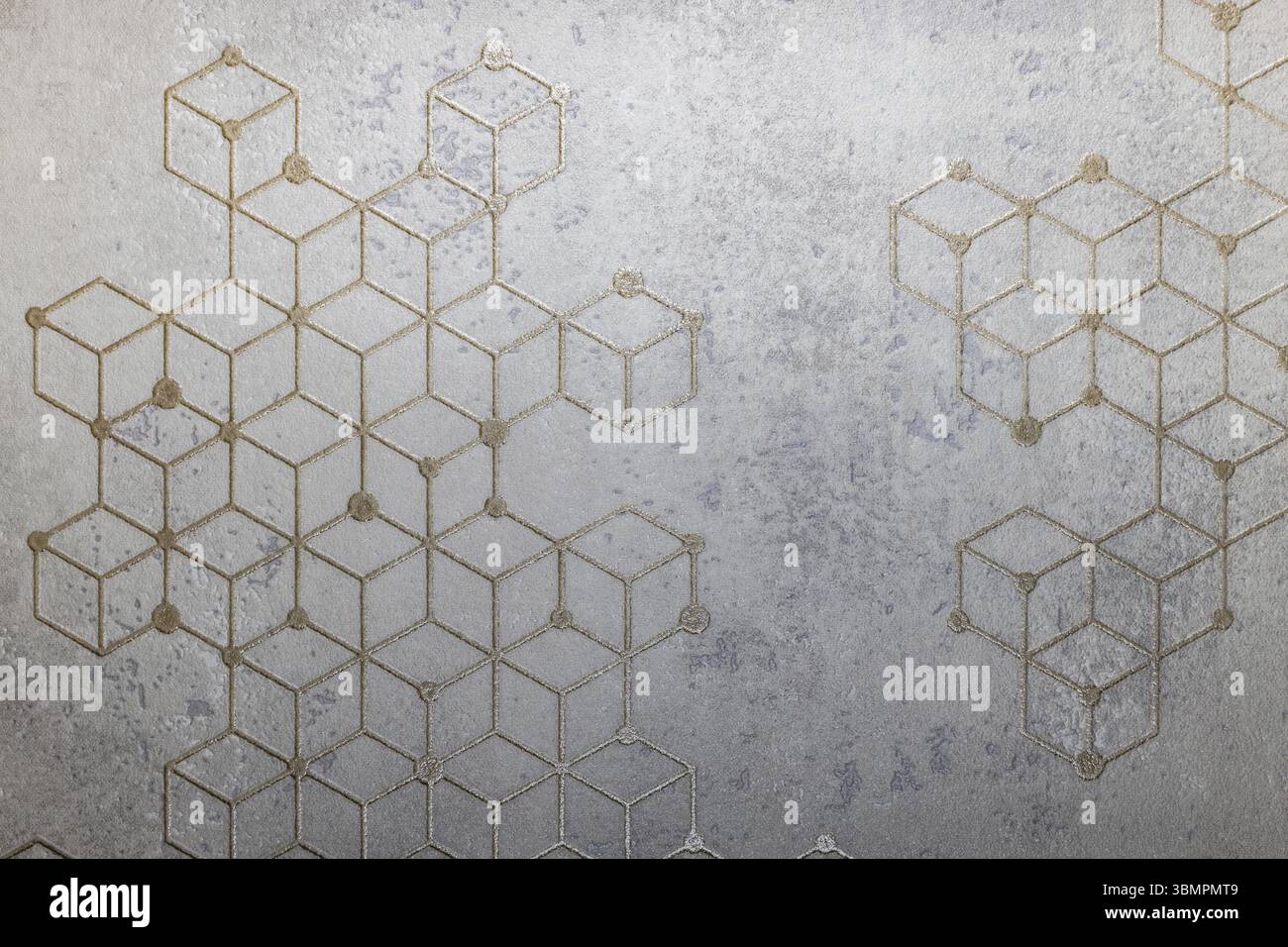 Un motivo geometrico dettagliato di cubi su una superficie metallica testurizzata, che crea un design moderno e astratto Foto Stock